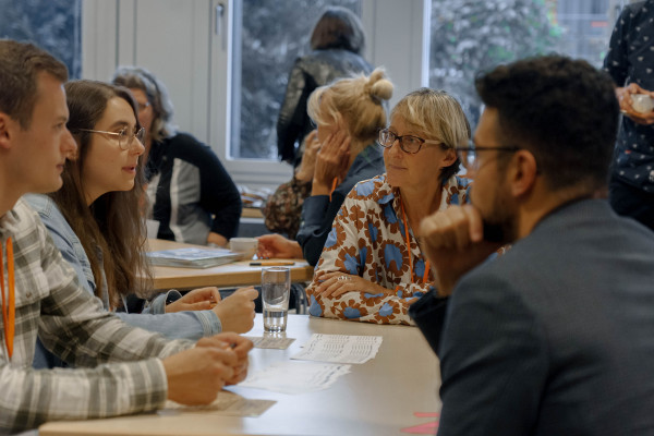 Dialog-Tisch mit StudentenBildenSchüler